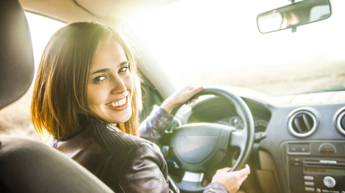 Holky a mašiny: Ženy vybírají auto podle barvy? Nejnovější průzkum tvrdí něco jiného a vlastně to dává smysl