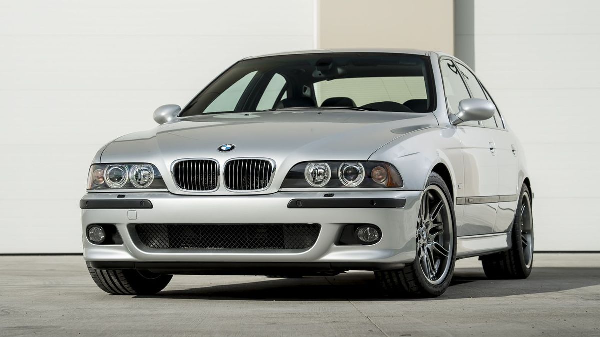 Vyrábí auta za desítky milionů, přitom šéf Bugatti jezdí starým BMW. Ale rozhodně ne ledajakým