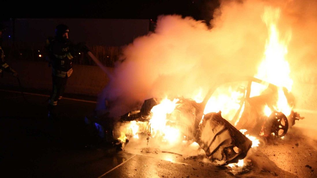 Když začne hořet auto: Hasit, nebo utíkat? Může požár vypuknout i kvůli počasí s extrémně vysokými teplotami?