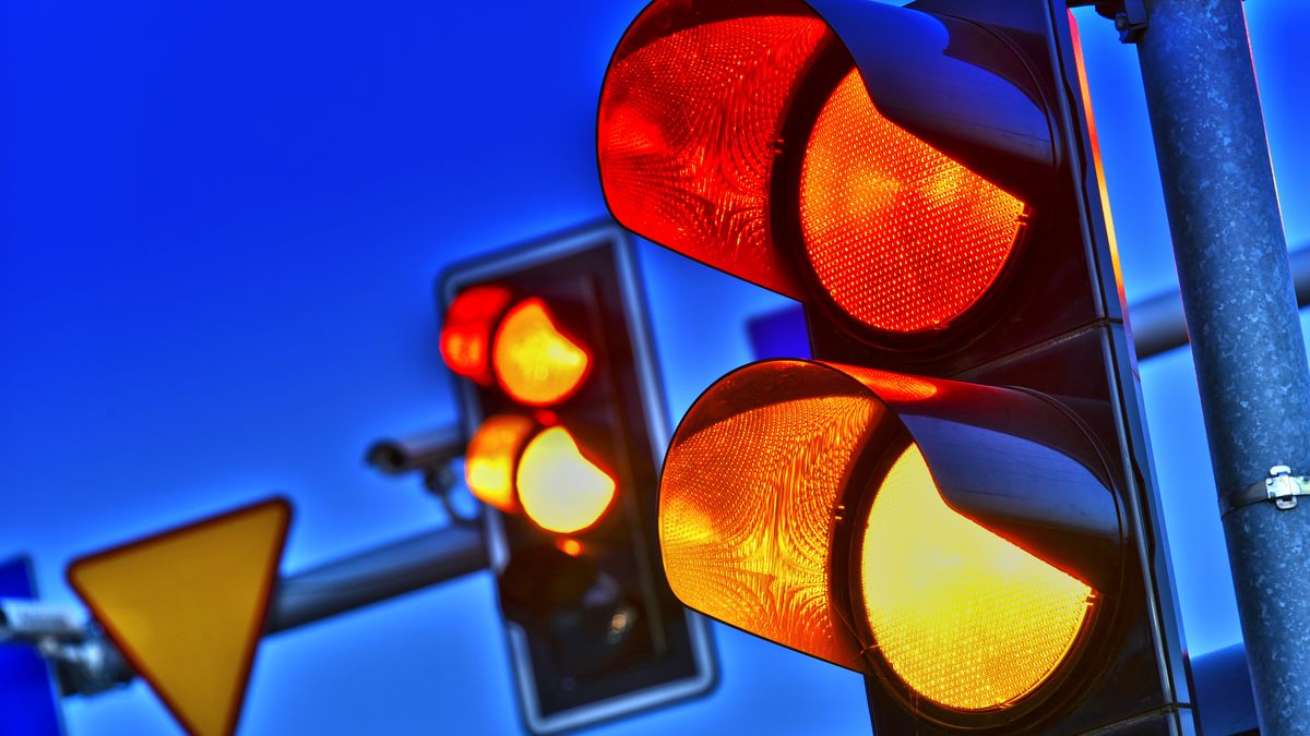 Kdy smíte a kdy nesmíte jet na oranžovou? Jízda na oranžovou se může šeredně nevyplatit. Hrozí šest bodů, 25 tisíc pokuta a půlrok zákazu řízení