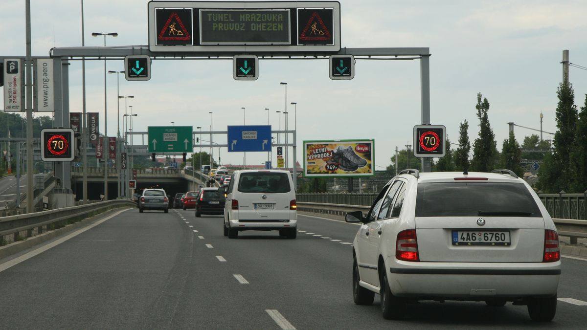 Dopravní chyták? V Česku máme dvě zelené svítící šipky, na pohled stejného významu. Význam se však liší