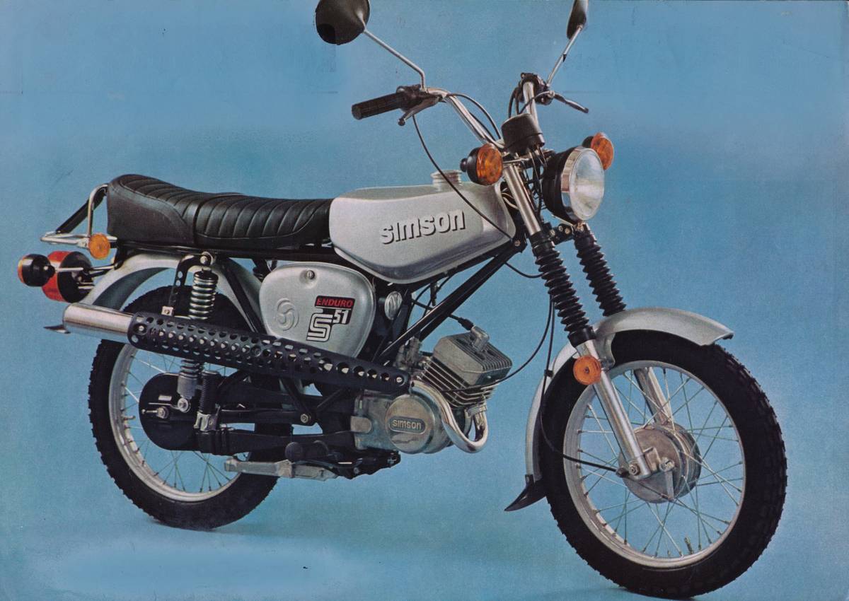 Simson S51 E (Enduro) odlišovala vyšší poloha výfuku pro jízdu v terénu (1986)