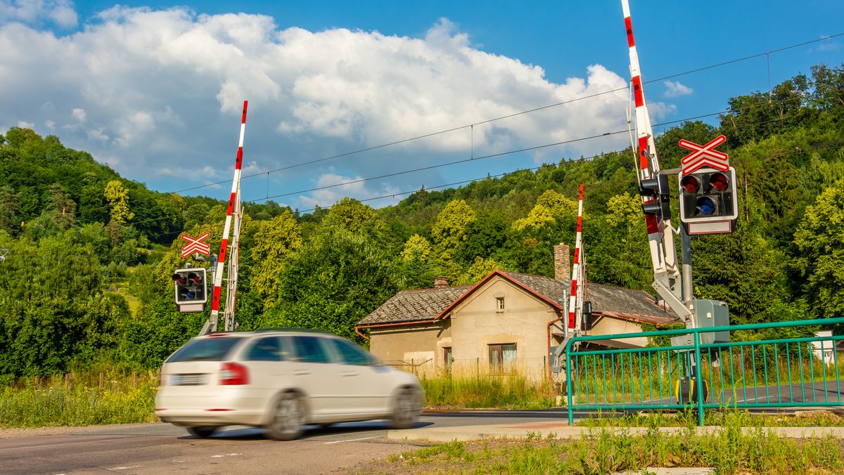 U Holešova se srazil osobní vlak s nákladním autem. Jak se správně chovat na přejezdu, když má dojít k průšvihu?