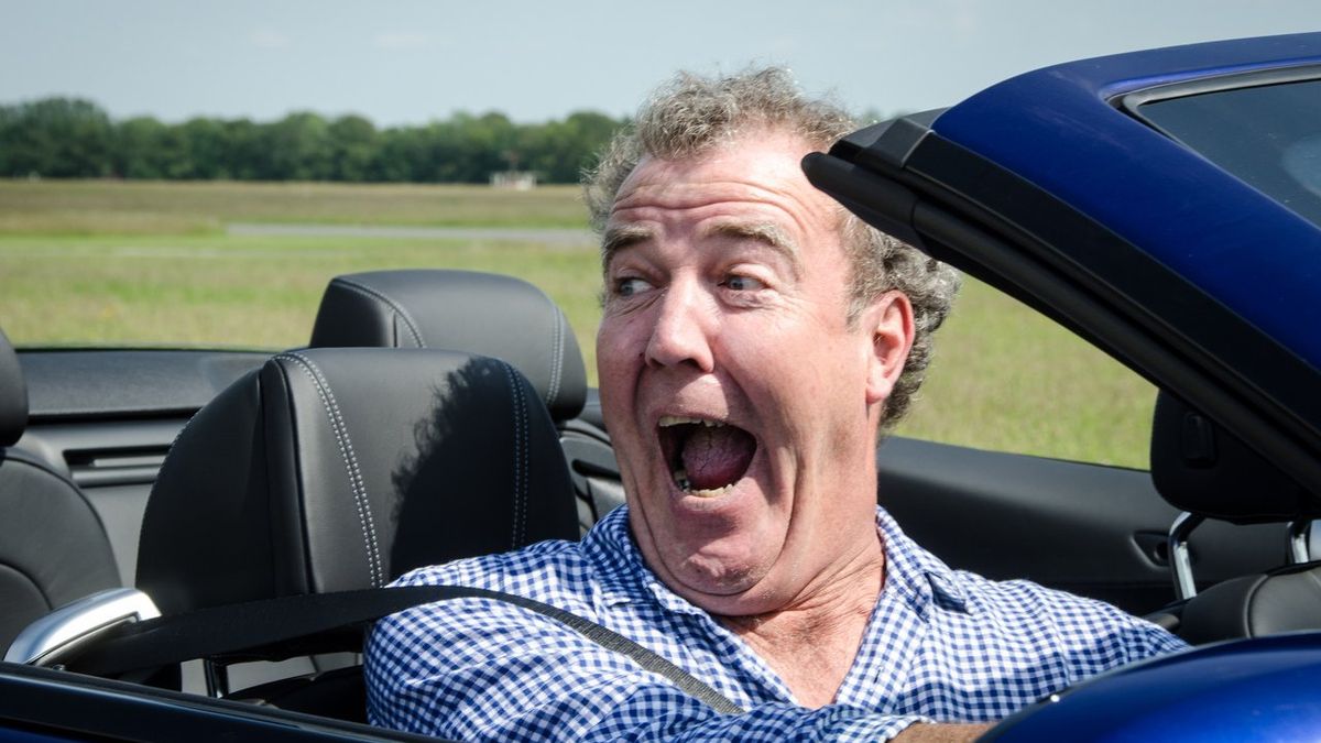 Kdo je Stig? Clarkson propálil identitu maskovaného jezdce Top Gearu