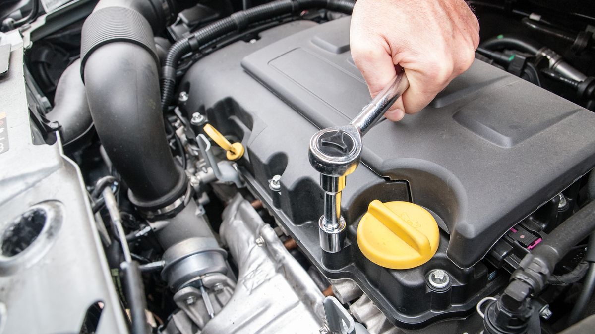 Kdy měnit olej v motoru? Kdy v převodovce? A jak je to s chladicí kapalinou? Podívejte se na rady, jak si vytvořit servisní plán