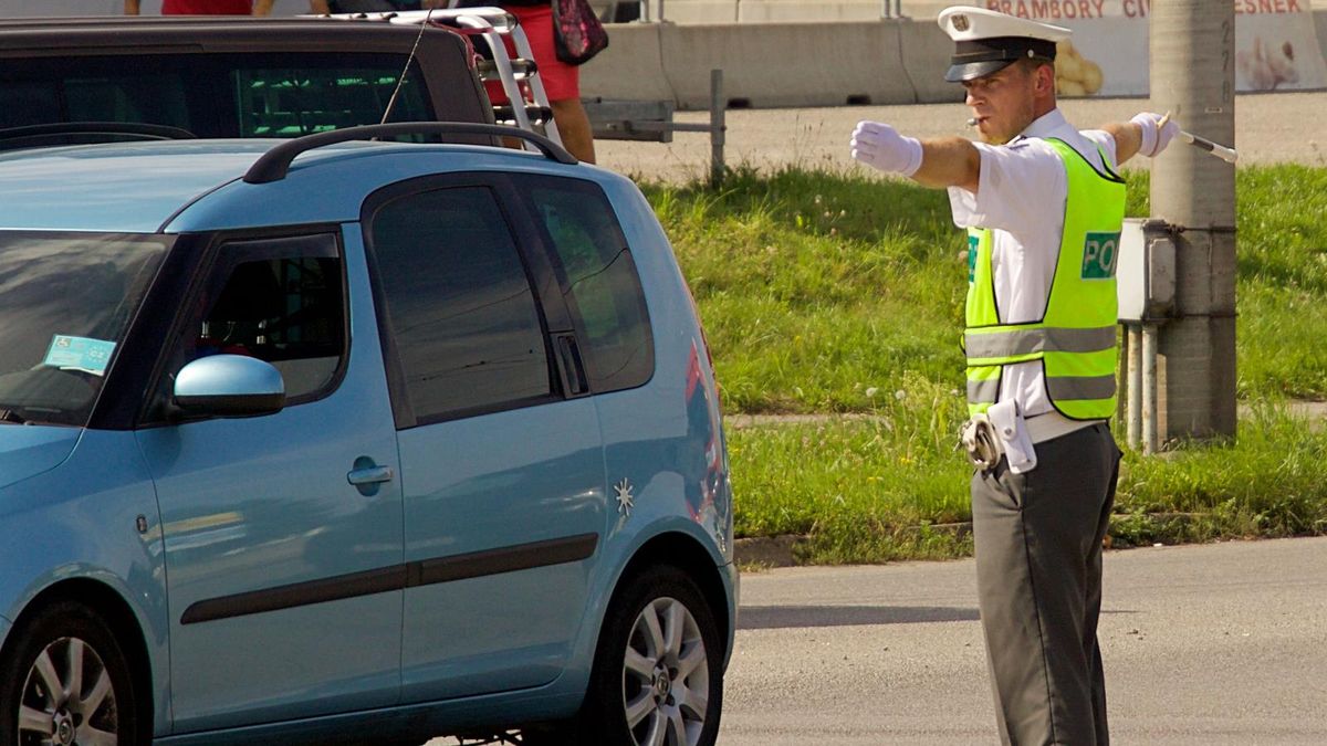 Zmatky na křižovatce: Co znamenají gesta policistů, když řídí provoz? Spousta lidí chybuje, jak jste na tom vy?