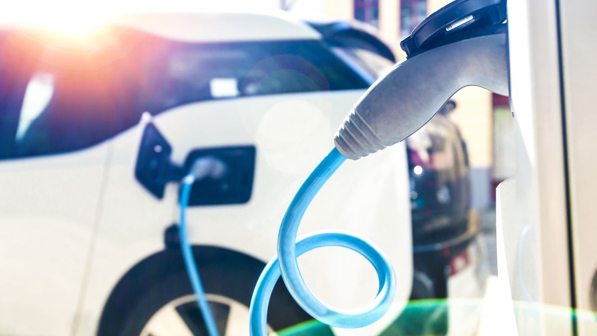 Elektromobilita v ČR dál roste: Více dobíjecích stanic láká více elektromobilistů