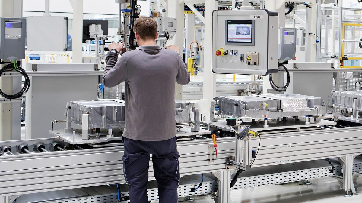 Že by? Vědecký průlom díky umělé inteligenci může prodloužit životnost baterií o polovinu. V autě i mobilu. Použitelný je prý okamžitě