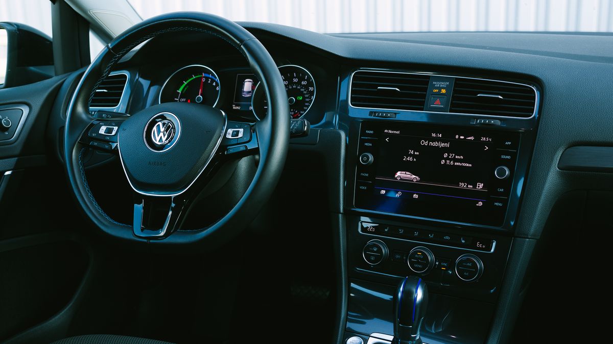 Kvíz pro motoristy: Poznáte stará i nová auta podle palubní desky bez log a dalších typických znaků?