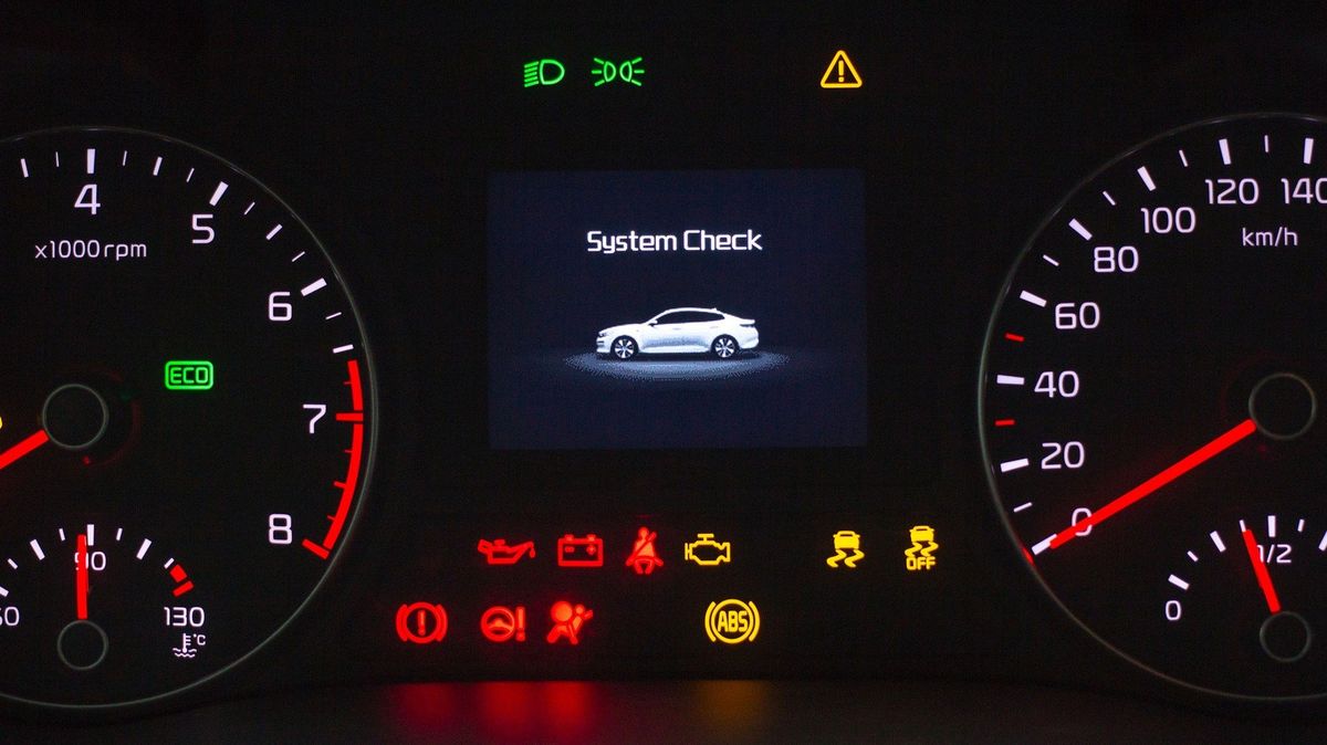 „Třesoucí se auto“ nebo varovný vykřičník: Uhádněte méně známé automobilové kontrolky v našem kvízu