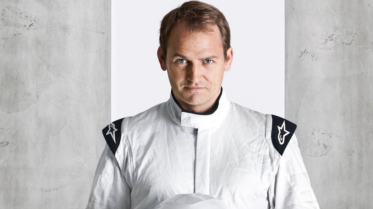 Legendární Stig z Top Gearu popsal, jak roky tajil svou identitu. Přilbu při natáčení prý nikdy nesundával