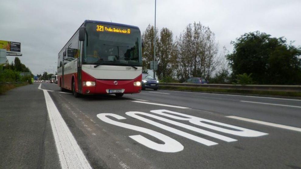Změna u vyhrazených pruhů. Už nejsou určeny jen pro autobusy, vozy taxi nebo cyklisty