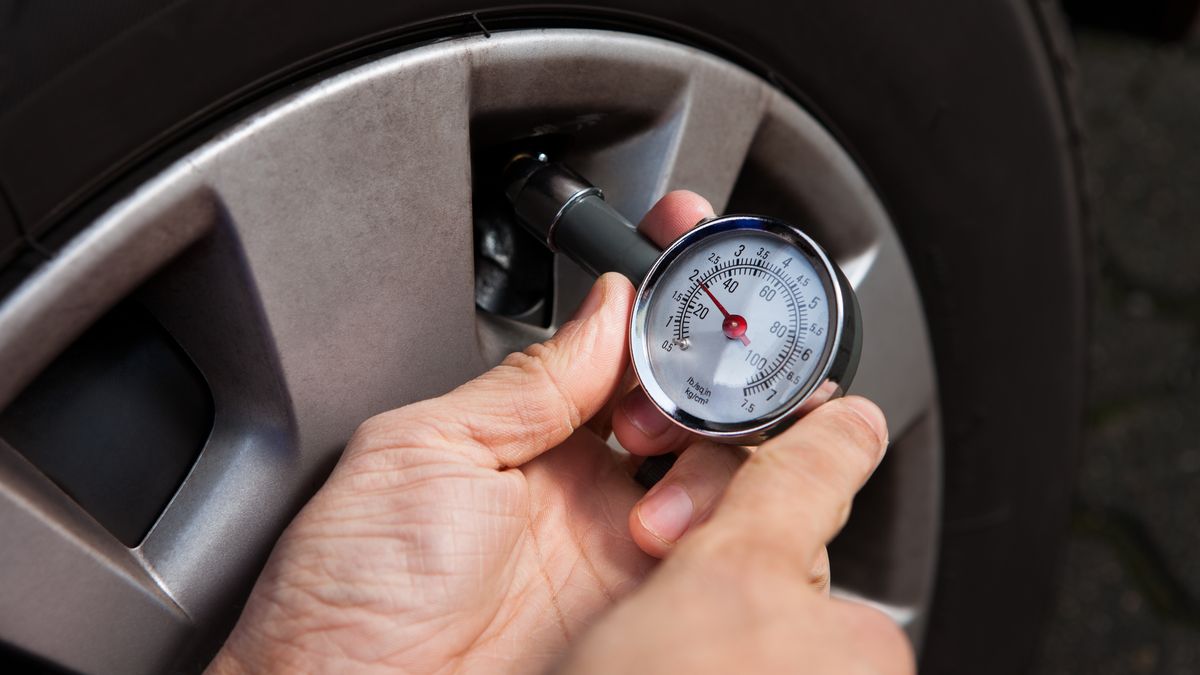 Proč kontrolovat pneumatiky: Špatný tlak v pneu zvýší spotřebu a může zavinit nehodu
