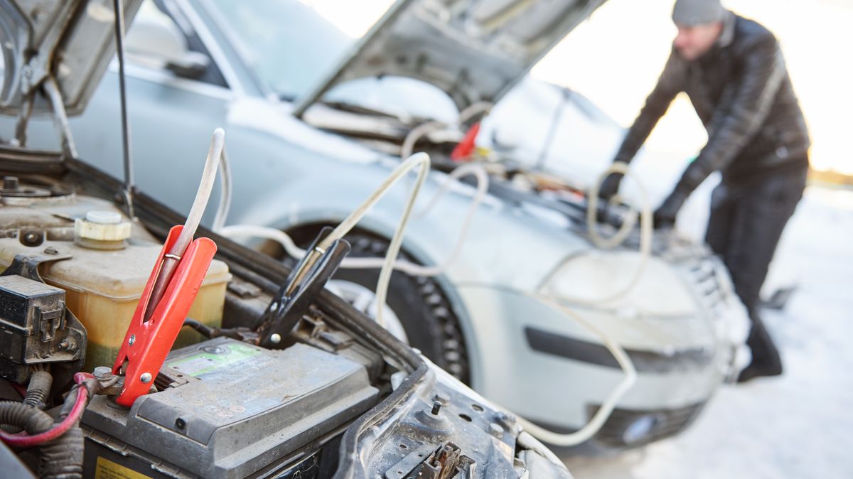Nestartuje vám v zimě auto? Za špatnou baterii si většinou můžete sami. A že za to můžou nízké teploty, je pověra