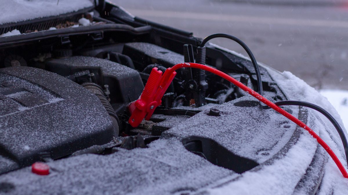 Auto a mrazy: Jak spolehlivě nastartovat i v teplotách hluboko pod nulou, co natankovat, jak na námrazu na oknech. A ještě pár lidových rad