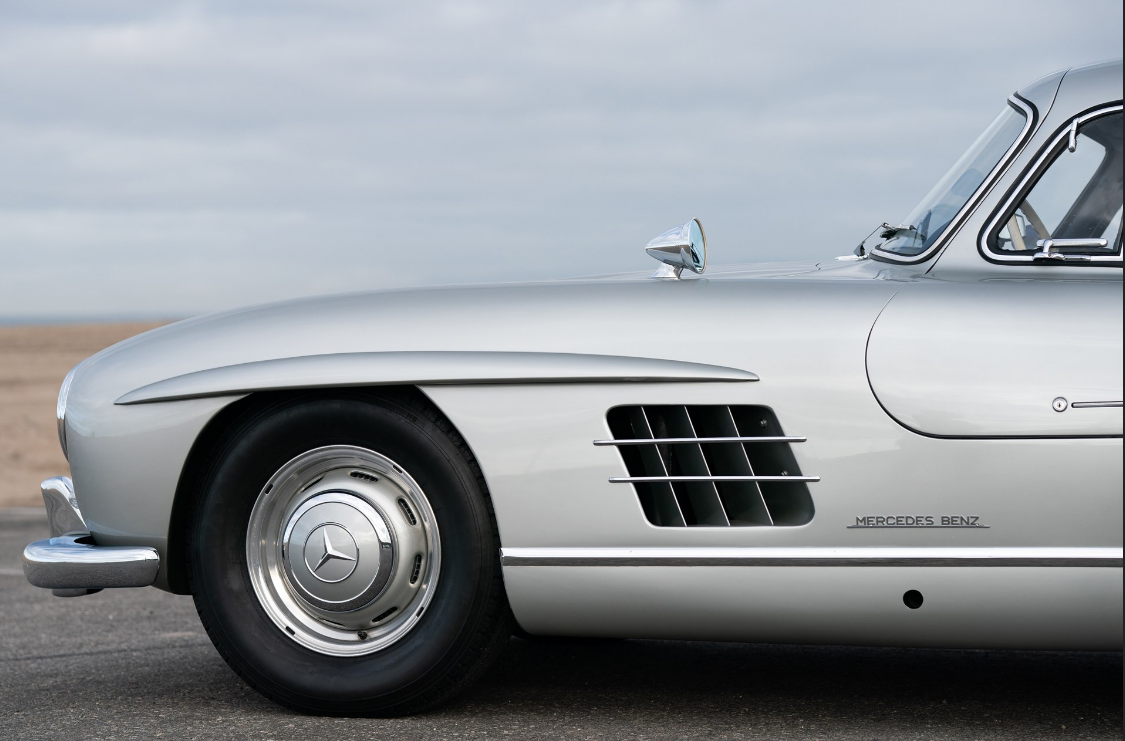 Mercedes 300 Sl Po Zpevakovi Z Maroon 5 V Aukci