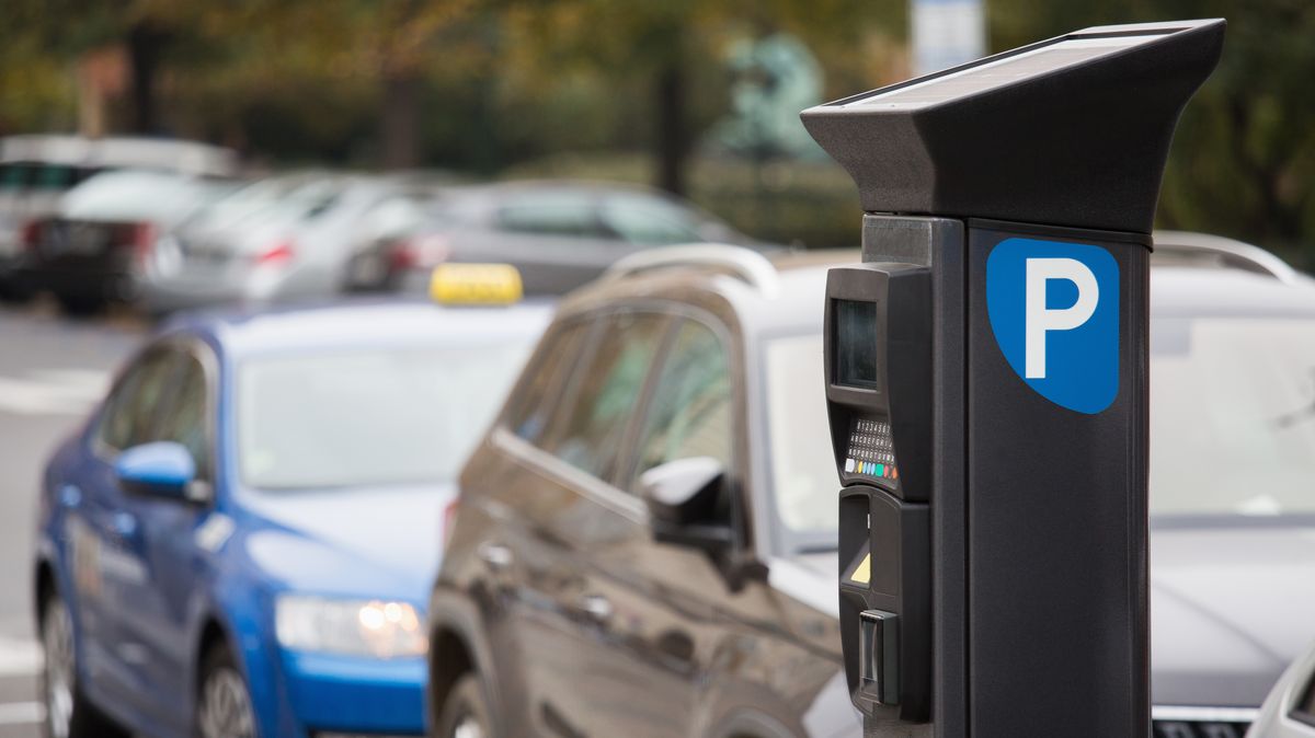 Bezplatné parkování elektromobilů v Praze nejspíš skončí. Nové návrhy jejich majitele asi nepotěší