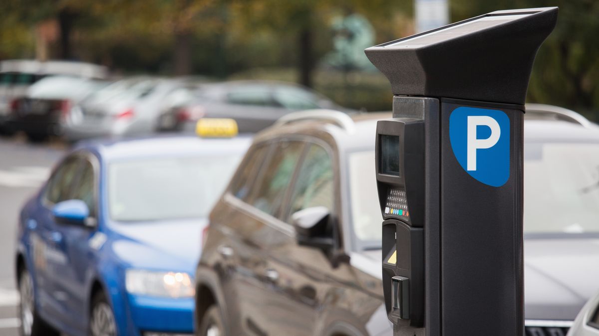 Nakonec je všechno jinak: Praha opět odložila konec parkování v zónách zdarma pro elektromobily