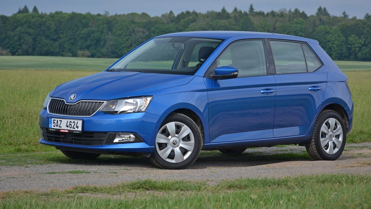 Škoda Fabia je druhá nejoblíbenější ojetina českého trhu. První generaci koupíte i za dvacet tisíc, na některé motory si ale dejte pozor