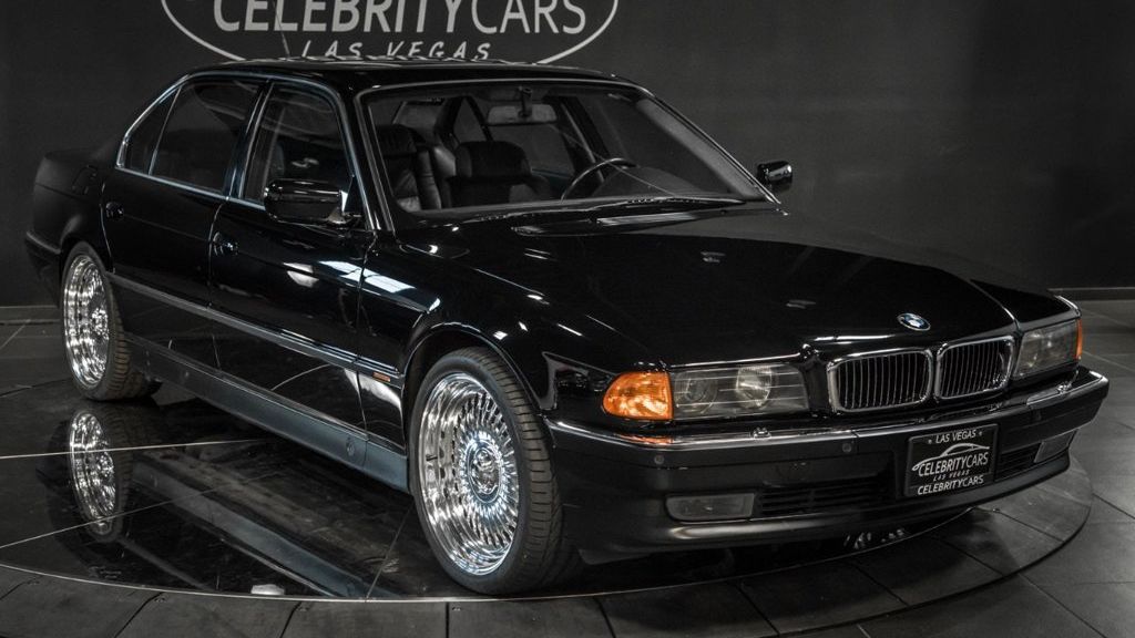 Policie možná má Tupacova vraha. Víte, že je na prodej BMW, v němž byl slavný rapper zastřelen? Za obrovskou sumu