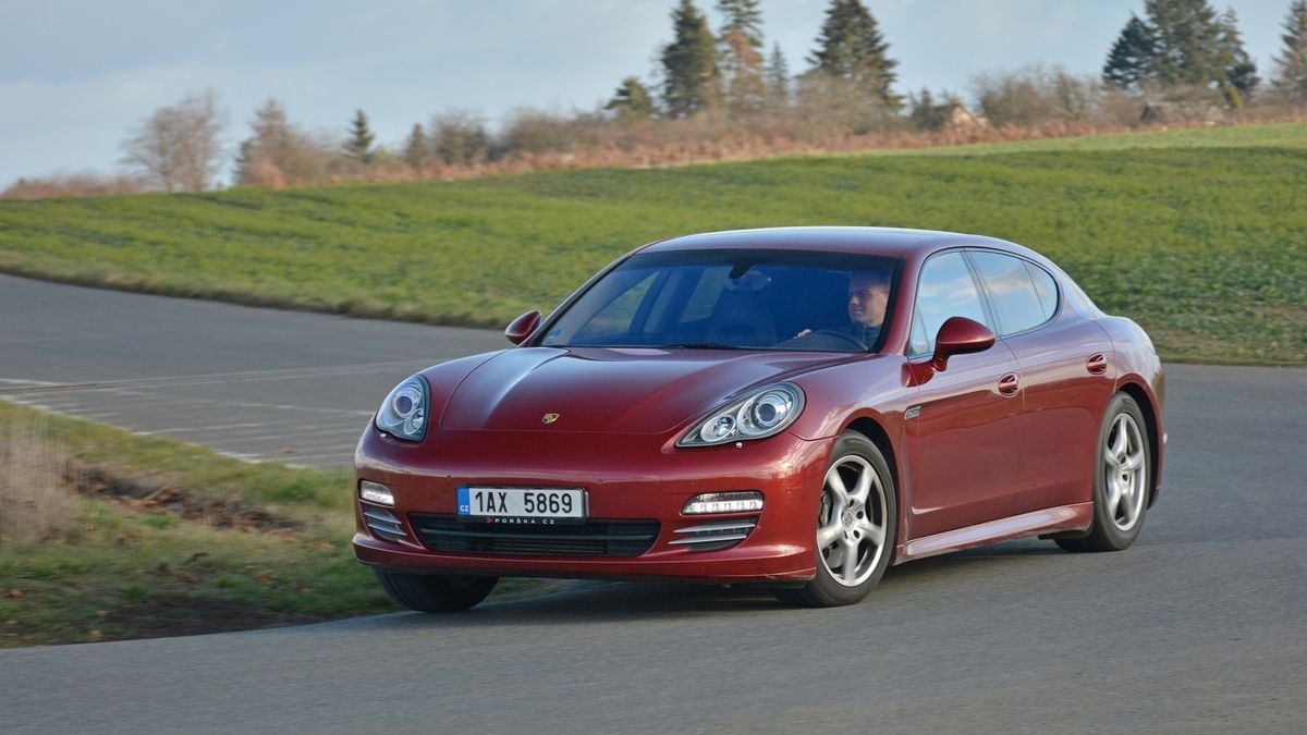 Od hondy přes porsche až po bentley: Zajímavá ojetá luxusní auta, která se dají koupit za pár set tisíc