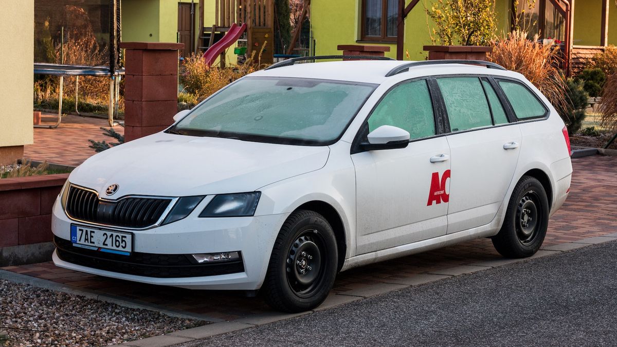 Jak vyzrát na zamrzlé auto? Tohle jsou funkční vychytávky, jak se zbavit námrazy i mlžení skel