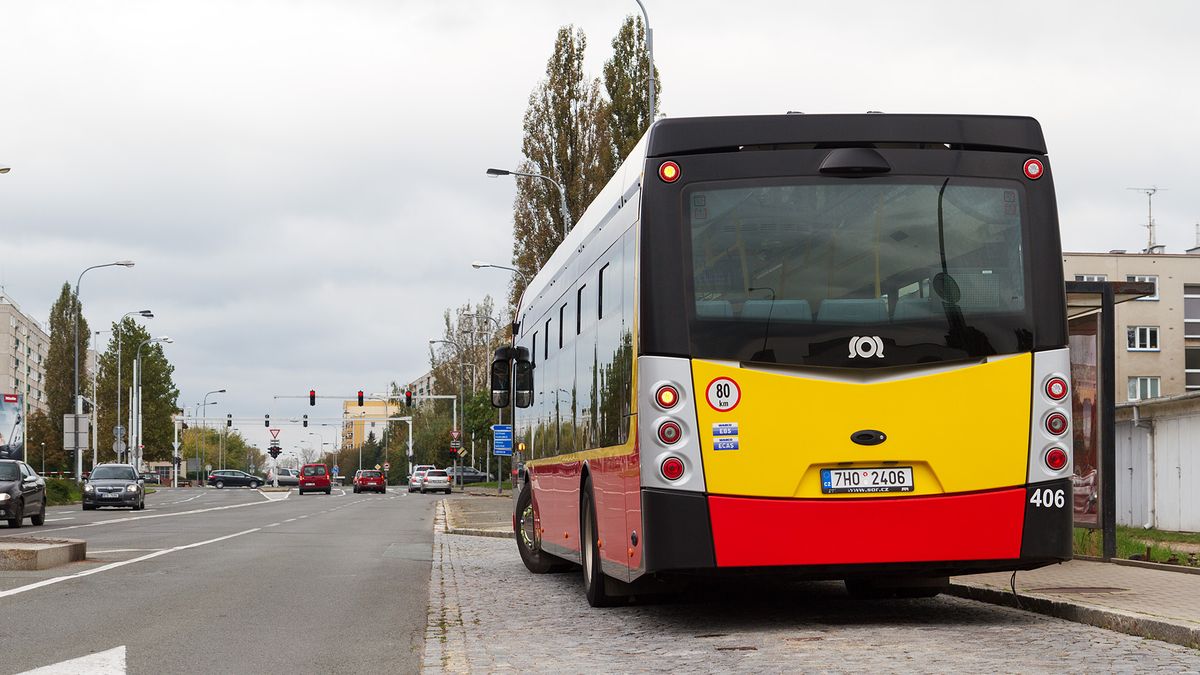 Prosím, pusť mě: Kdy musíte dát přednost autobusům vyjíždějícím ze zastávky? Odpověď není tak jednoduchá, jak by se mohlo zdát