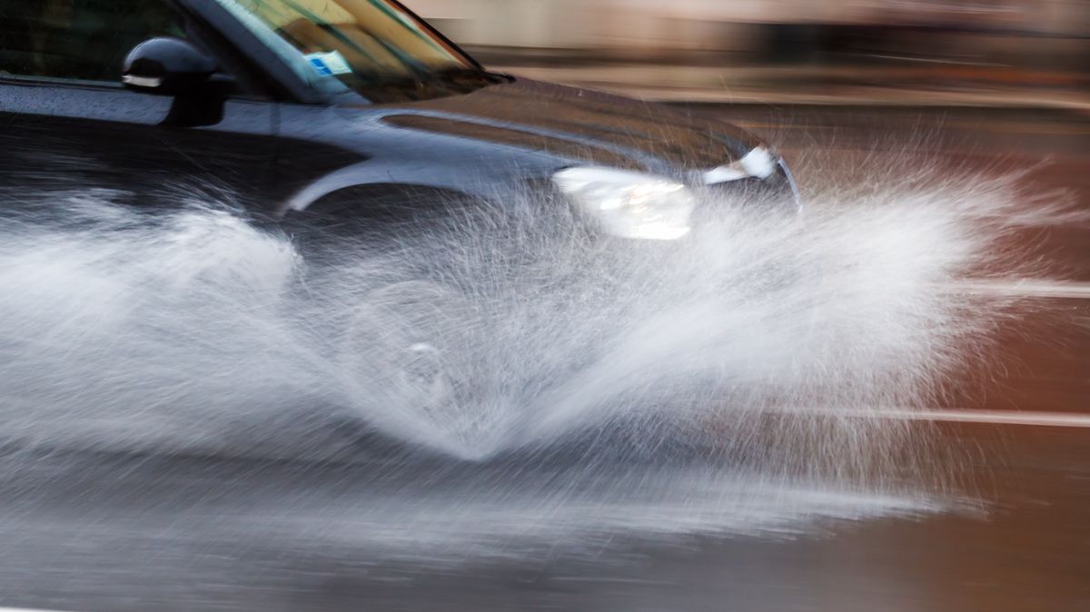 Co (ne)dělat s volantem a pedály: řidičské triky, jak ustát aquaplaning