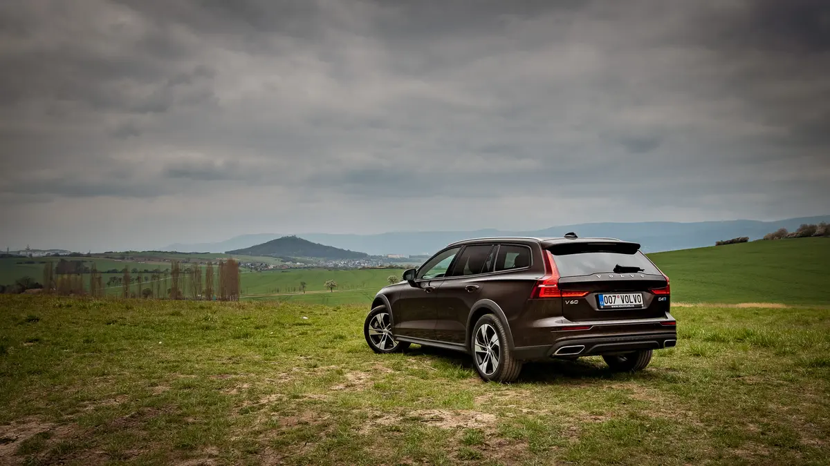 Volvo V60 Cross Country D4 Awd Kombinuje Vyhody Kombi A Suv