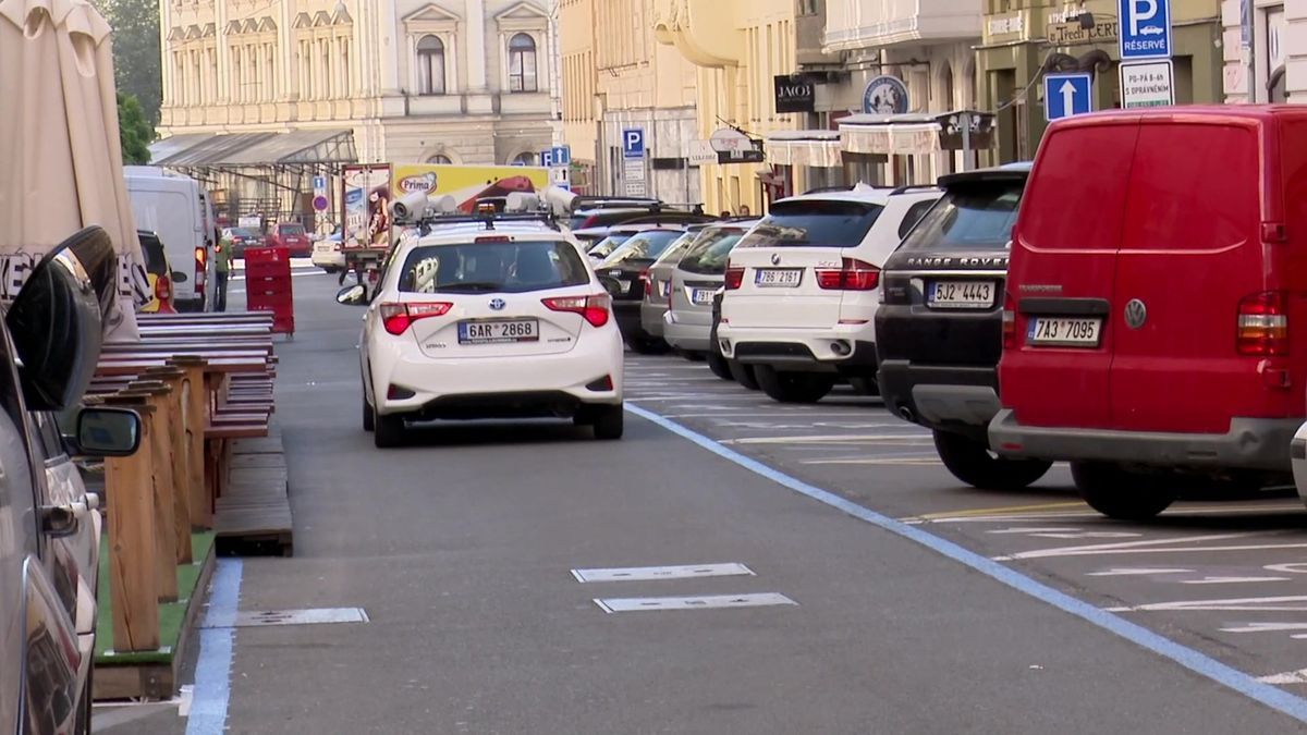 Elektromobily už vědí, do kdy budou moct v Praze parkovat zadarmo. Bude to nakonec delší dobu, než se čekalo