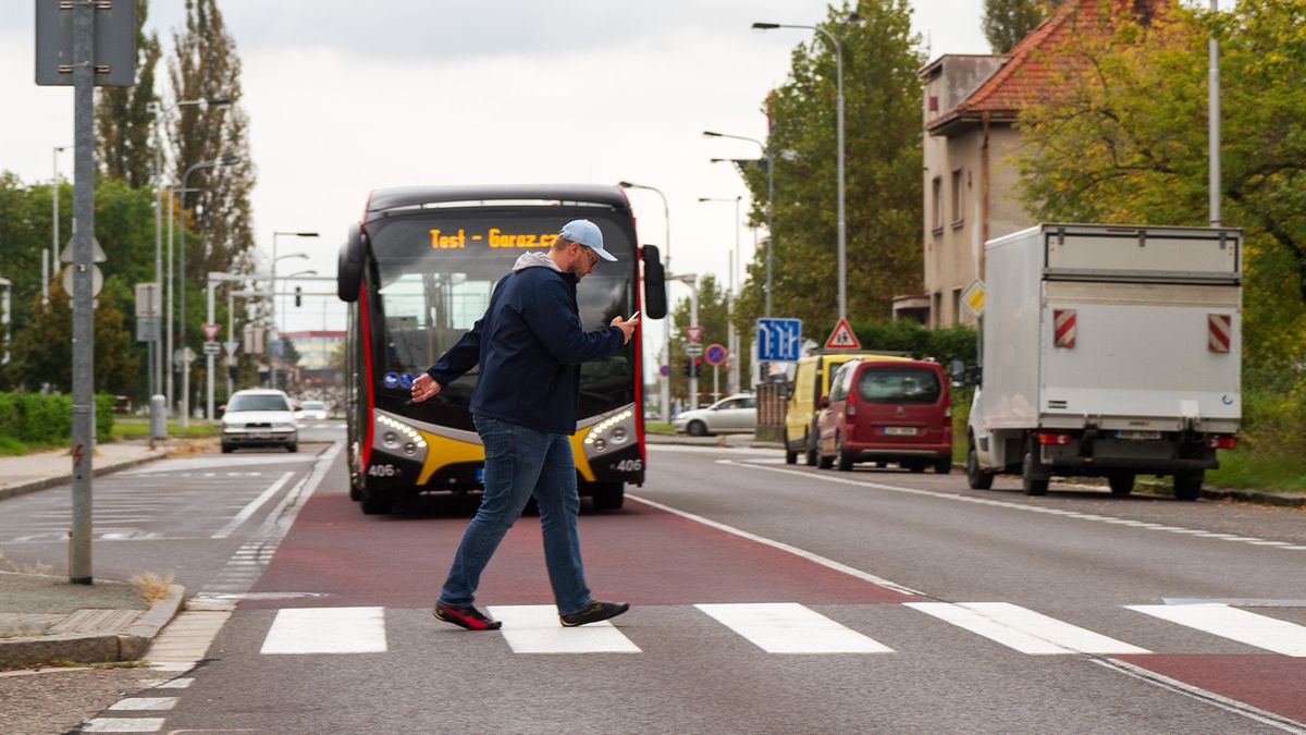 Chodci nemají na přechodech absolutní přednost. Jsou navíc situace, kdy do vozovky vstoupit nesmí. Musí ale chodec před přechodem zastavit?