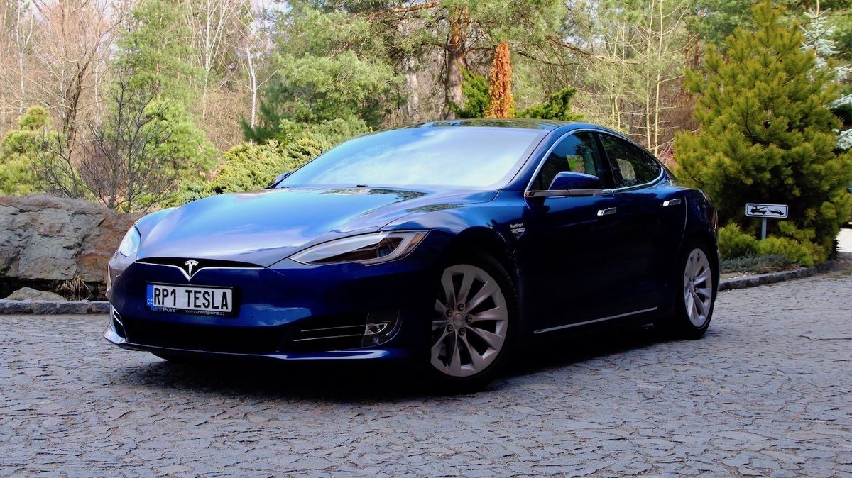 Precedens, který ohrozí Teslu? Spoléhal na autopilota, zabil člověka. Tesla má platit miliardové odškodné