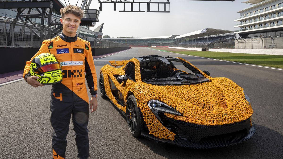 V Česku postavili z lega funkční supersport v životní velikosti. Rozhodil i pilota F1, který ho protáhl na okruhu
