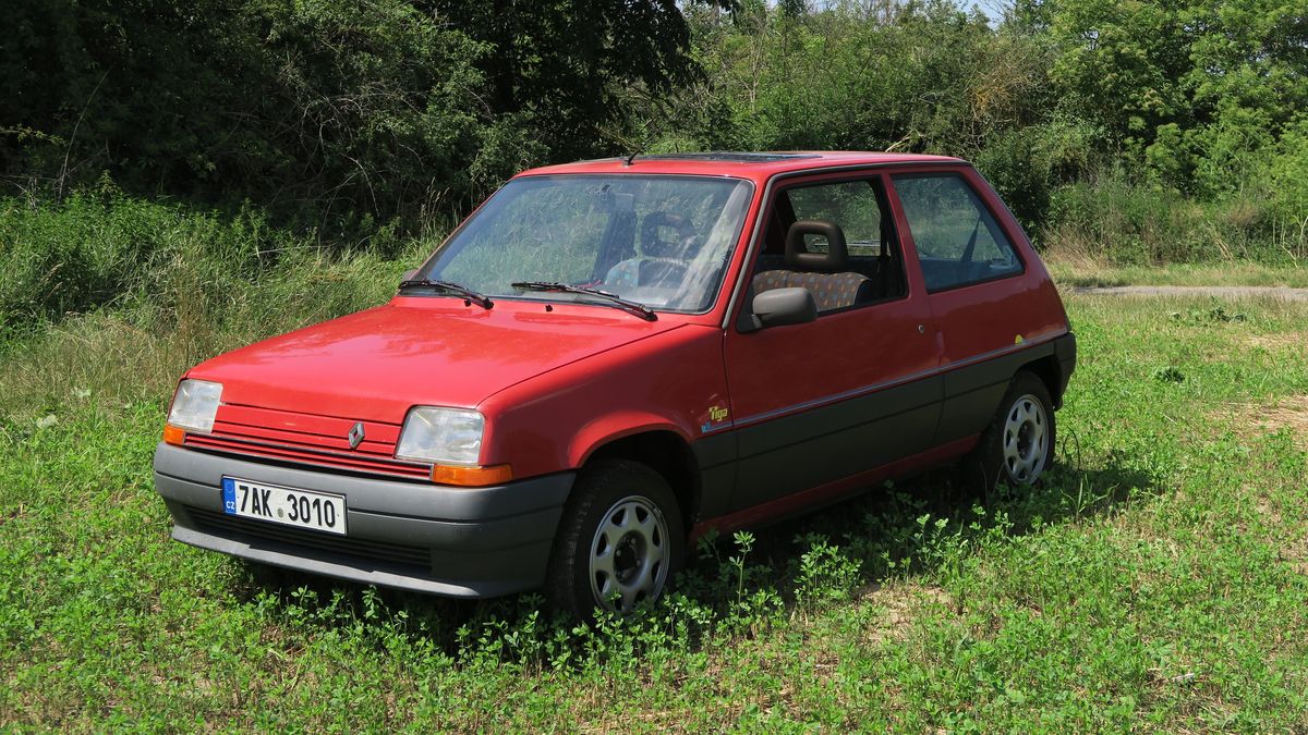 Renault 5 je velmi osmdesátkové auto. I po letech ale vypadá skvěle, a navíc překvapivě zábavně jezdí