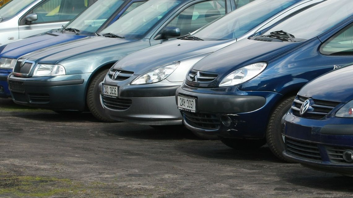 Nejlepší čas na nákup? Ceny ojetin mírně poklesly, prodávaná auta ale také zestárla