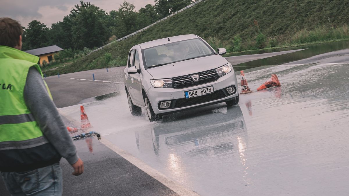 Říká se, že užší pneumatiky by měly být v zimě lepší. Podle odborníků ale víc záleží na jiném faktoru