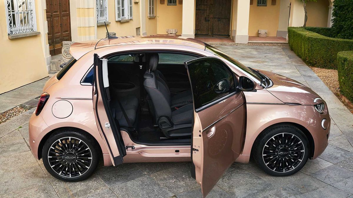 Nový Fiat 500 má šmrnc, krásné limitky a vlastně jedinou vadu. Nikdo ho nechce