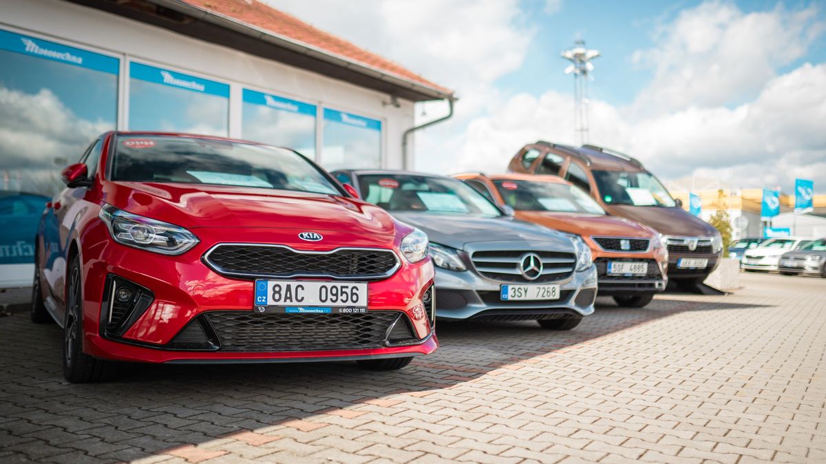 Nabídka ojetin je rekordně široká, i když mírně podražily. Ojeté elektromobily naopak kvůli Tesle zlevňují