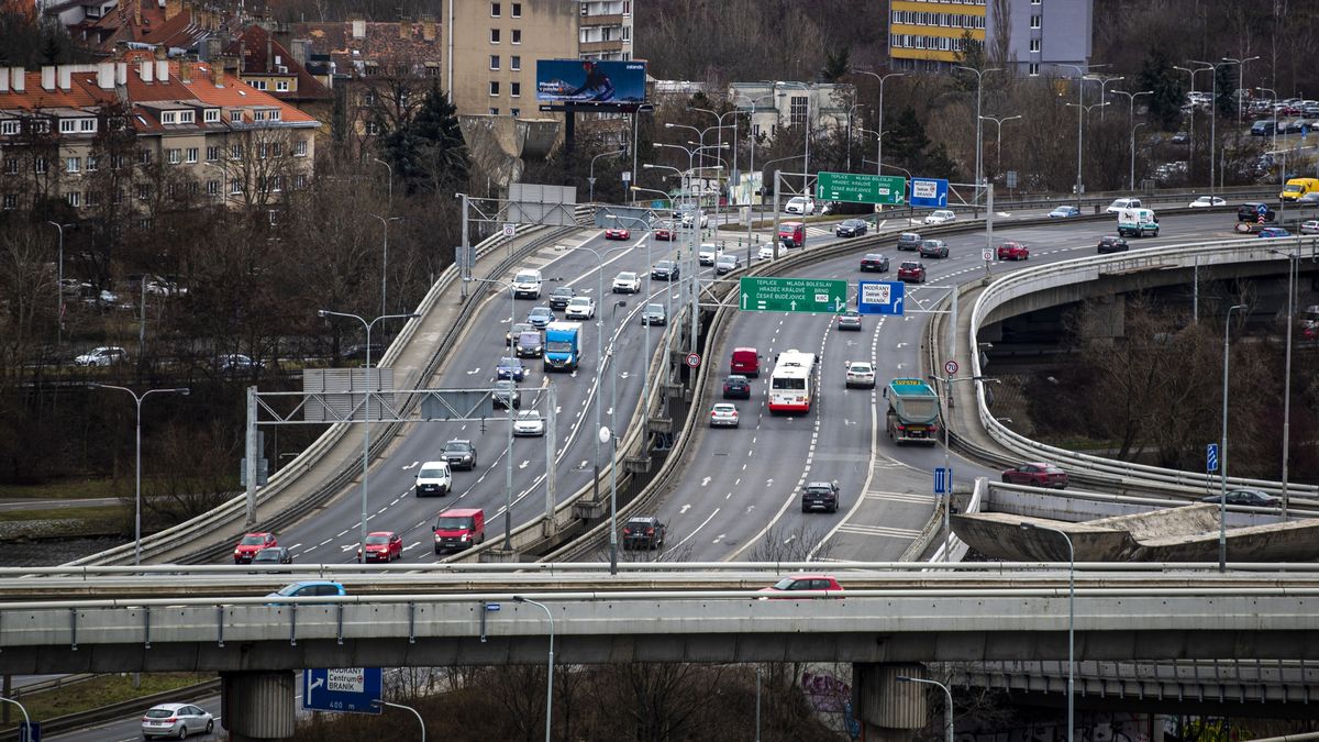Silničáři zahájili opravy Barrandovského mostu. Práce potrvá do půlky srpna