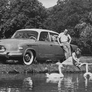 Tatra 603 na reklamním snímku „pohoda u rybníka“ pro modelový rok 1958 