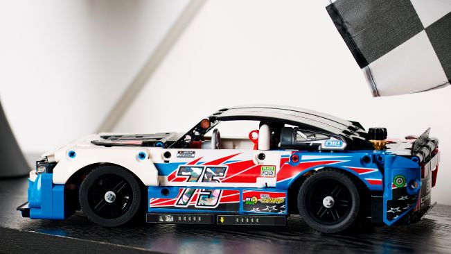 Stavebnice LEGO pro fanoušky NASCAR: Závodní Chevrolet Camaro připomíná výročí soutěže