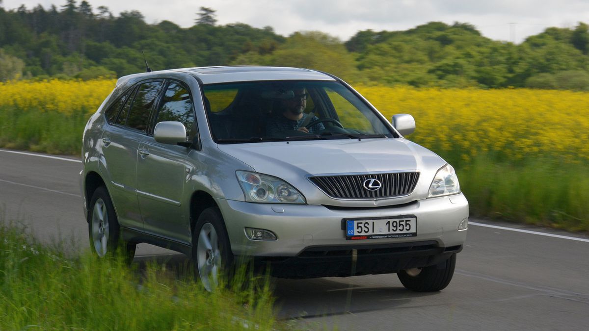 Test ojetiny: Lexus RX 300 sice žere jako tank, ale aspoň je spolehlivý. A dá se sehnat do 200 000 Kč
