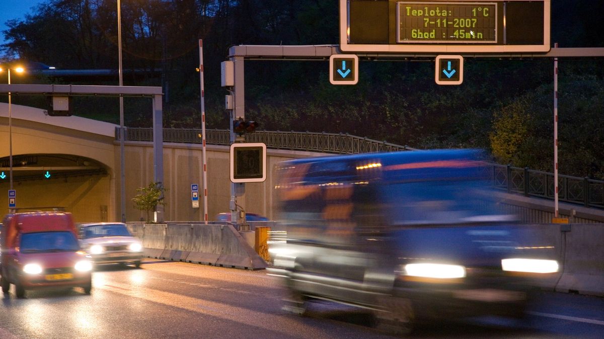 Omezení ve Zlíchovském tunelu: O víkendech tu silničáři budou opravovat vozovku