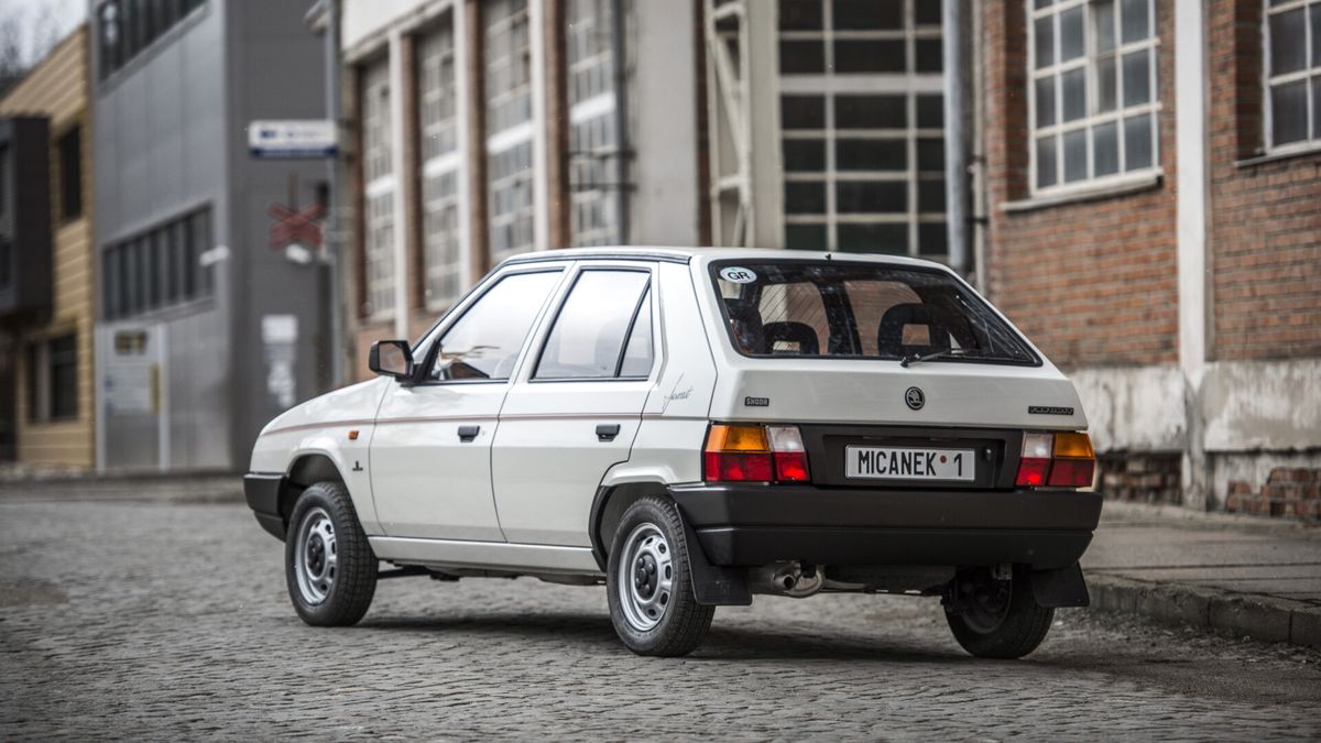 „Nová“ Škoda Favorit, prodloužená Tatra T613 a tahání za elektrickou ručku za jízdy – Týden v Garáži