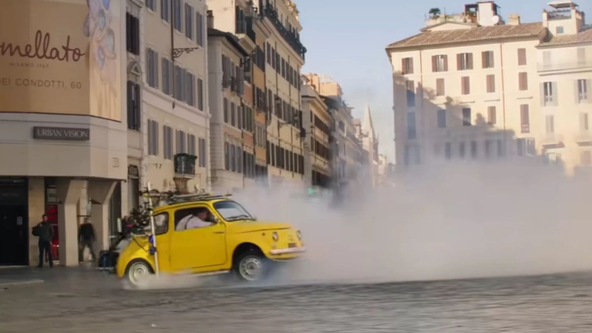 Tom Cruise v upoutávce na Mission: Impossible – Odplata driftuje s malým Fiatem 500. Zvládá to jednou rukou
