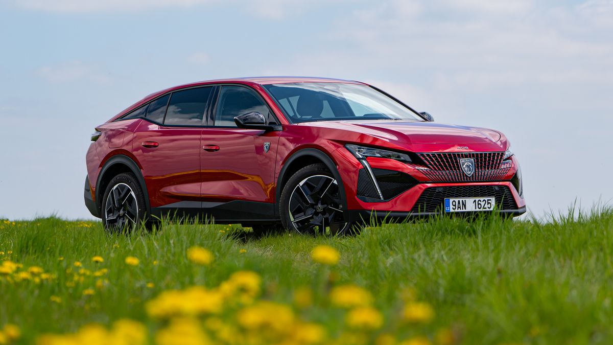 Peugeot 408 je fešák k pohledání. Nepřijde ale s tříválcem o část svého kouzla?