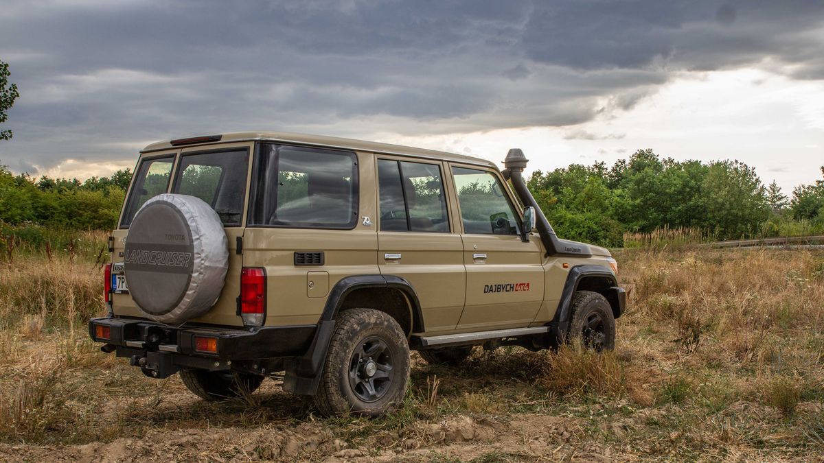 Nezmar, který dojede kamkoliv, i když je mu skoro padesát – Toyotu Land Cruiser J76 si stále můžete koupit jako novou!