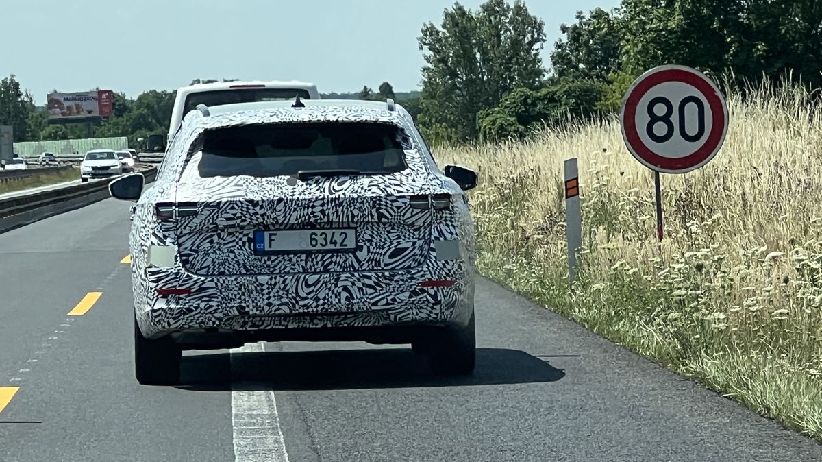 Maskovaná výkladní skříň Škody křižuje české dálnice: Jako jedna z posledních má normální tvary a poctivé motory