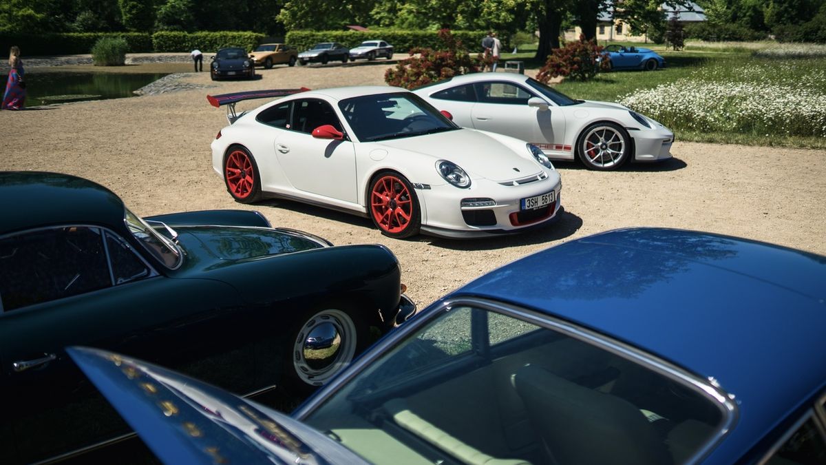 Automobilový ráj pro milovníky Porsche: Na unikátní akci v Česku se za víkend vystřídalo 70 sporťáků