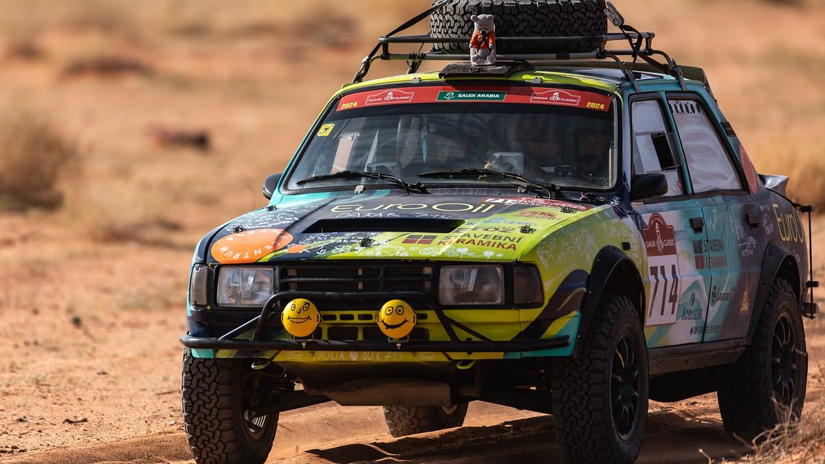 Škodovka vede Dakar! Favorizovaní Španělé udělali chybu a „knírač“ Klymčiw se posunul do čela